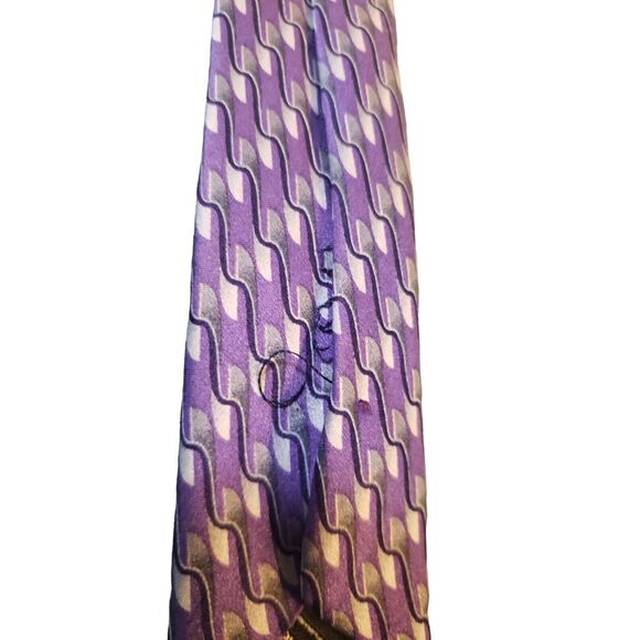 VIntage Van Heusen Mens Necktie Tie Purple Geometric 100% Silk Handmade - Picture 6 of 13